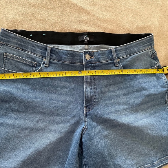 LuLaRoe Relaxed Denim Jean Shorts 42 Lagoon Wash Size 22W-23W NWOT - Picture 3 of 12